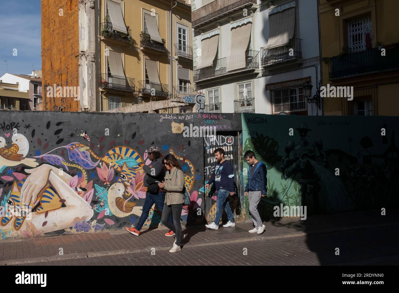 Strassenszene mit Street Art in der Altstadt von Valencia *** Street Art nel centro storico di Valencia Foto Stock
