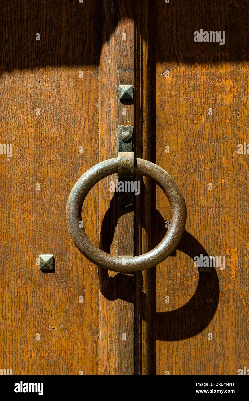 Vista dettagliata di un battitore in ottone su una porta in legno Foto Stock