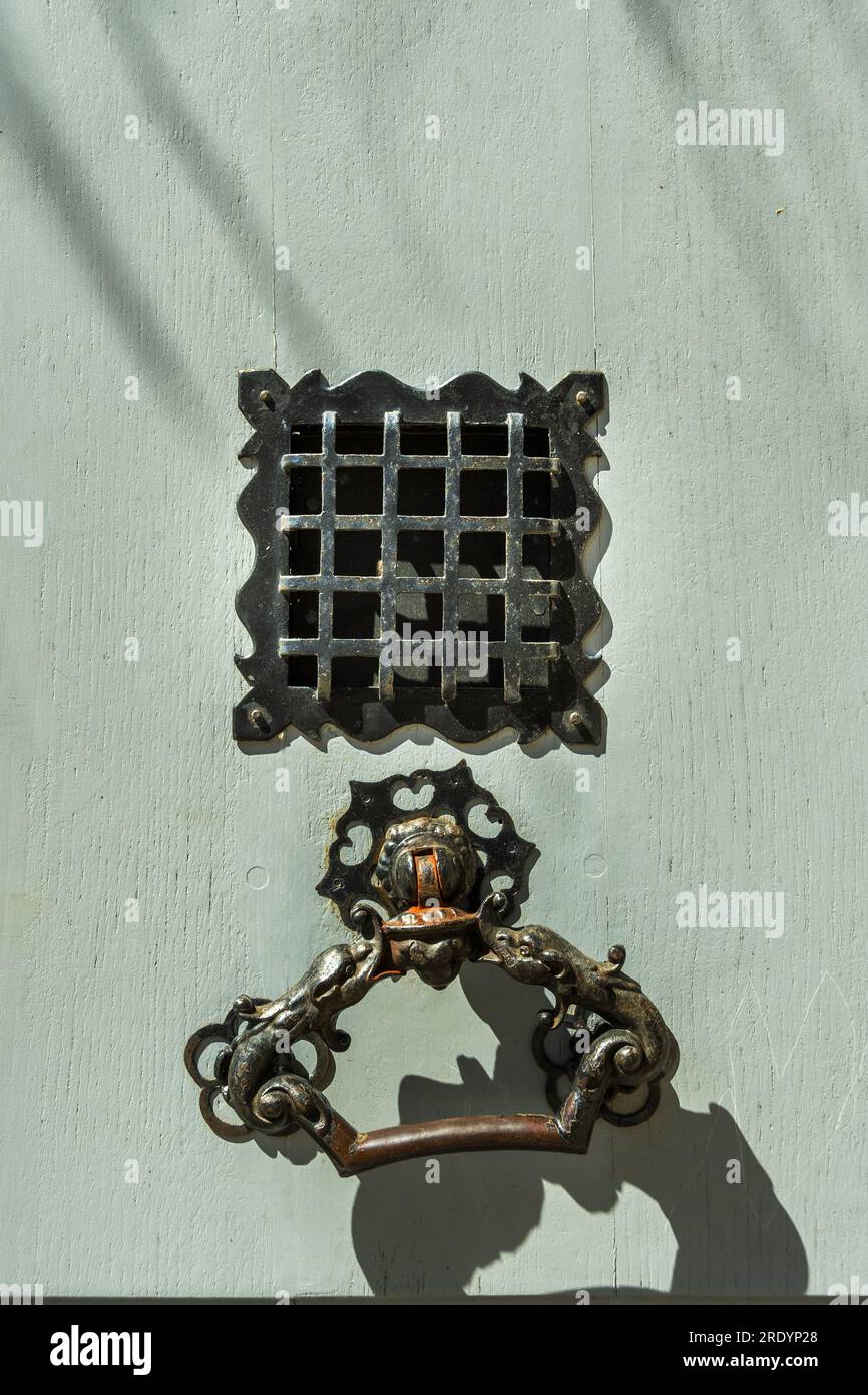 Vista dettagliata di un battitore in ottone su una porta in legno Foto Stock