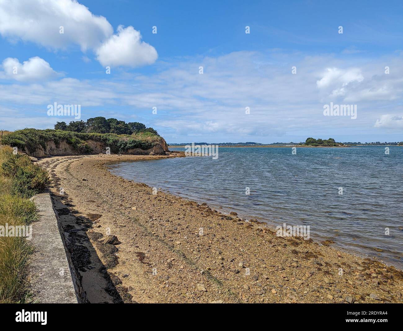 © Denis TRASFI / MAXPPP - Francia, Bretagne, Morbihan, île d'Arz (à proximité de l'Île-aux-Moines) le 22 juillet 2023 - Plage de l'île / Francia, Brit Foto Stock