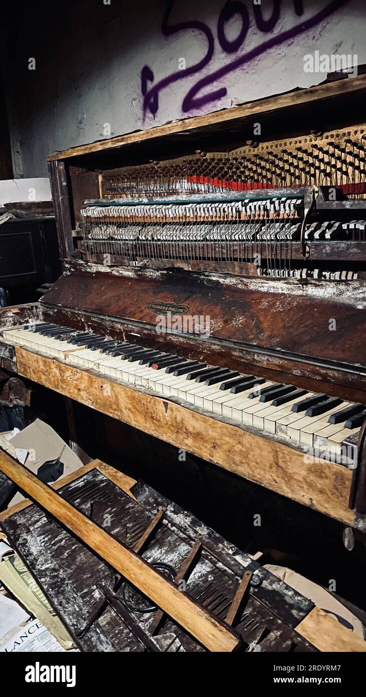 Un pianoforte abbandonato. Suffolk, Inghilterra: Sono state catturate immagini SNERVANTI di un cottage marciume abbandonato che si stava versando con vasi di marmite Foto Stock