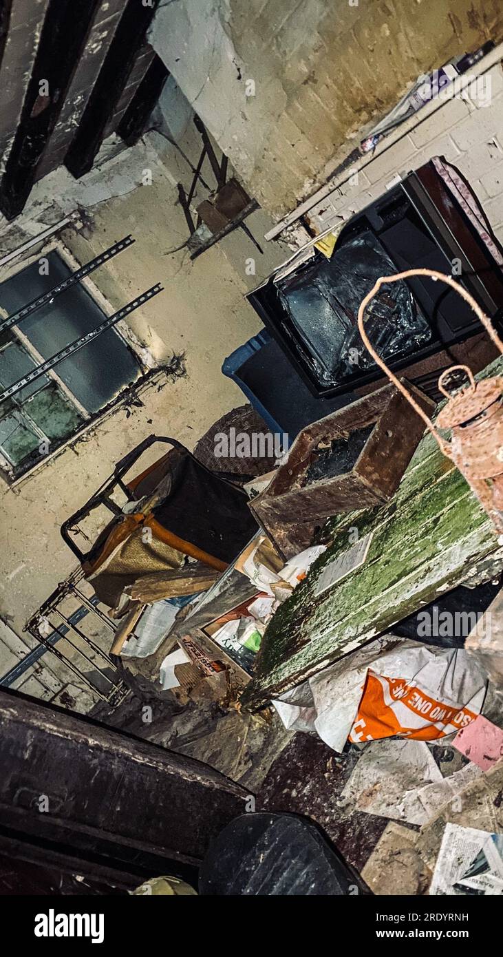 Cottage in decadenza. Suffolk, Inghilterra: Sono state catturate immagini SNERVANTI di un cottage marciume abbandonato che si stava versando con vasi di marmite Foto Stock