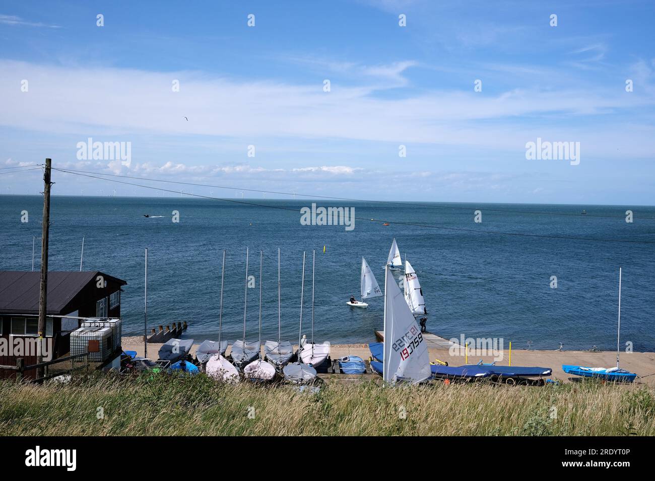 barche a vela nella città costiera di herne bay, isola di thanet, east kent, regno unito 23 luglio 2023 Foto Stock