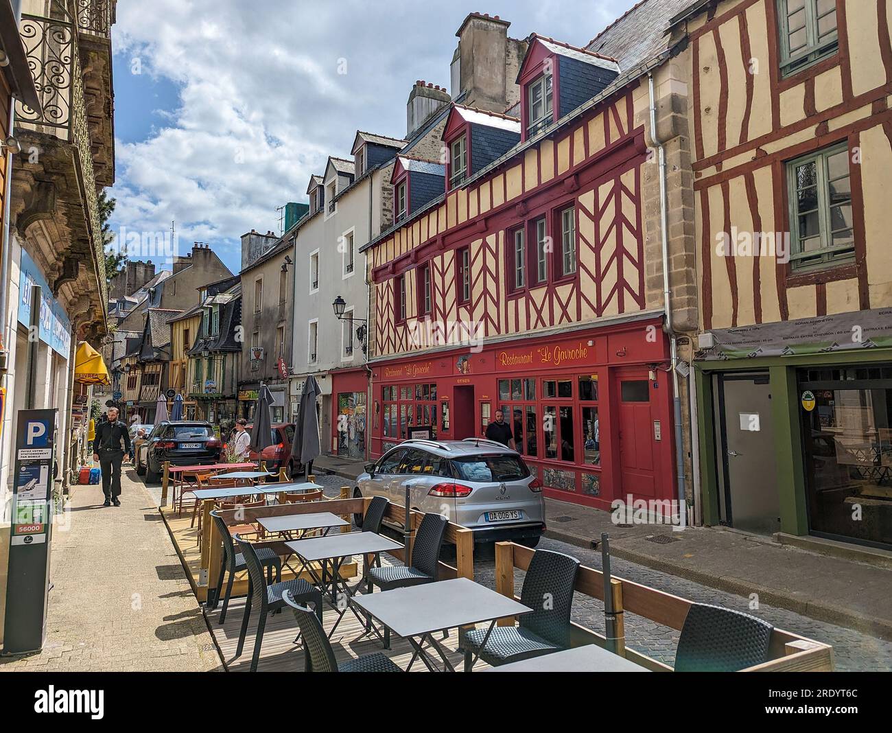 C) Denis TRASFI / MAXPPP - Francia, Bretagne, Morbihan, Ville de Vannes le 21 juillet 2023 - Rue avec maisons mansardées / Francia, Bretagna, Morbihan, Foto Stock