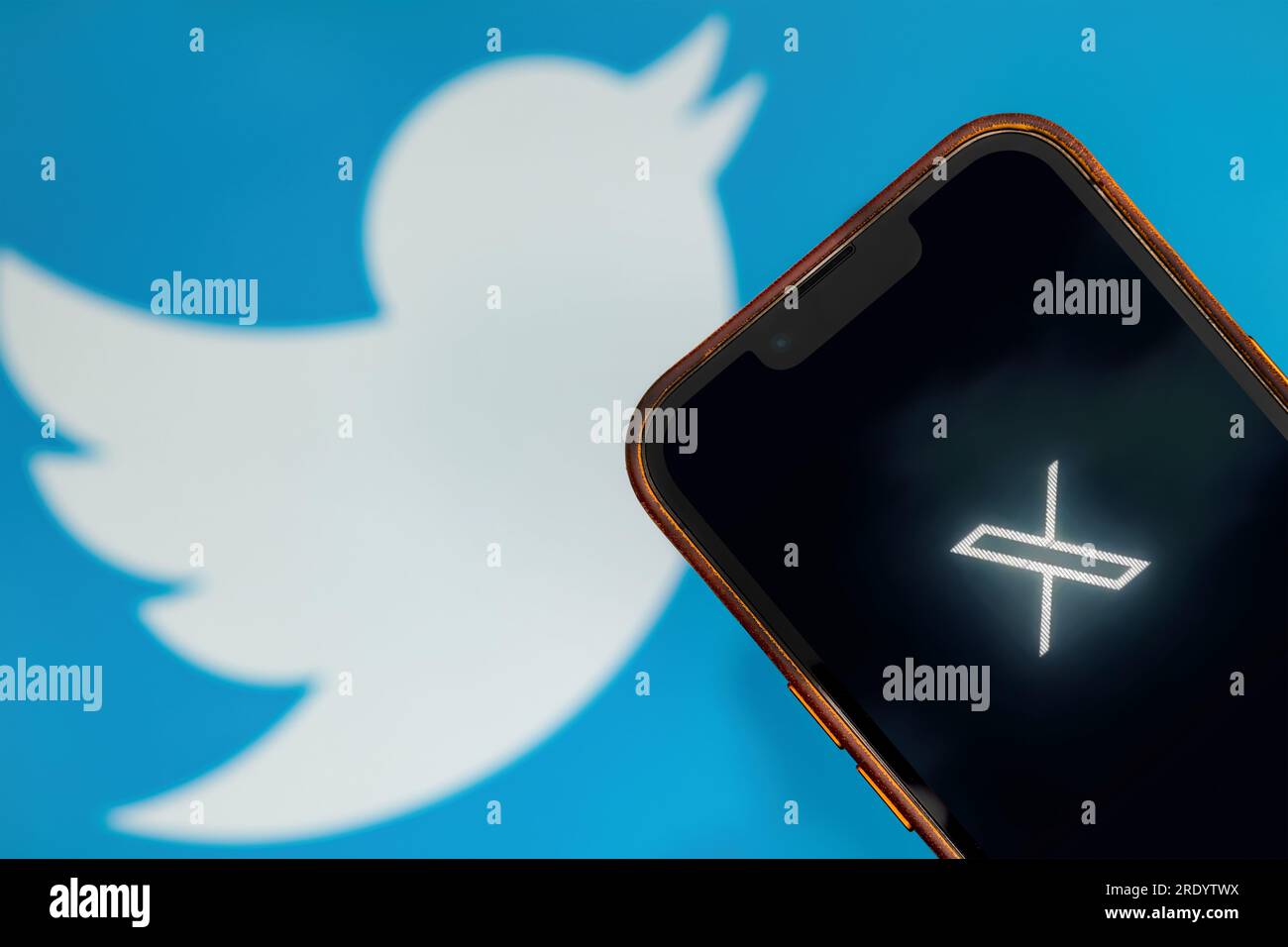 Antalya, Turchia - 24 luglio 2023: Logo Twitter X sullo smartphone e logo Twitter sullo sfondo Foto Stock
