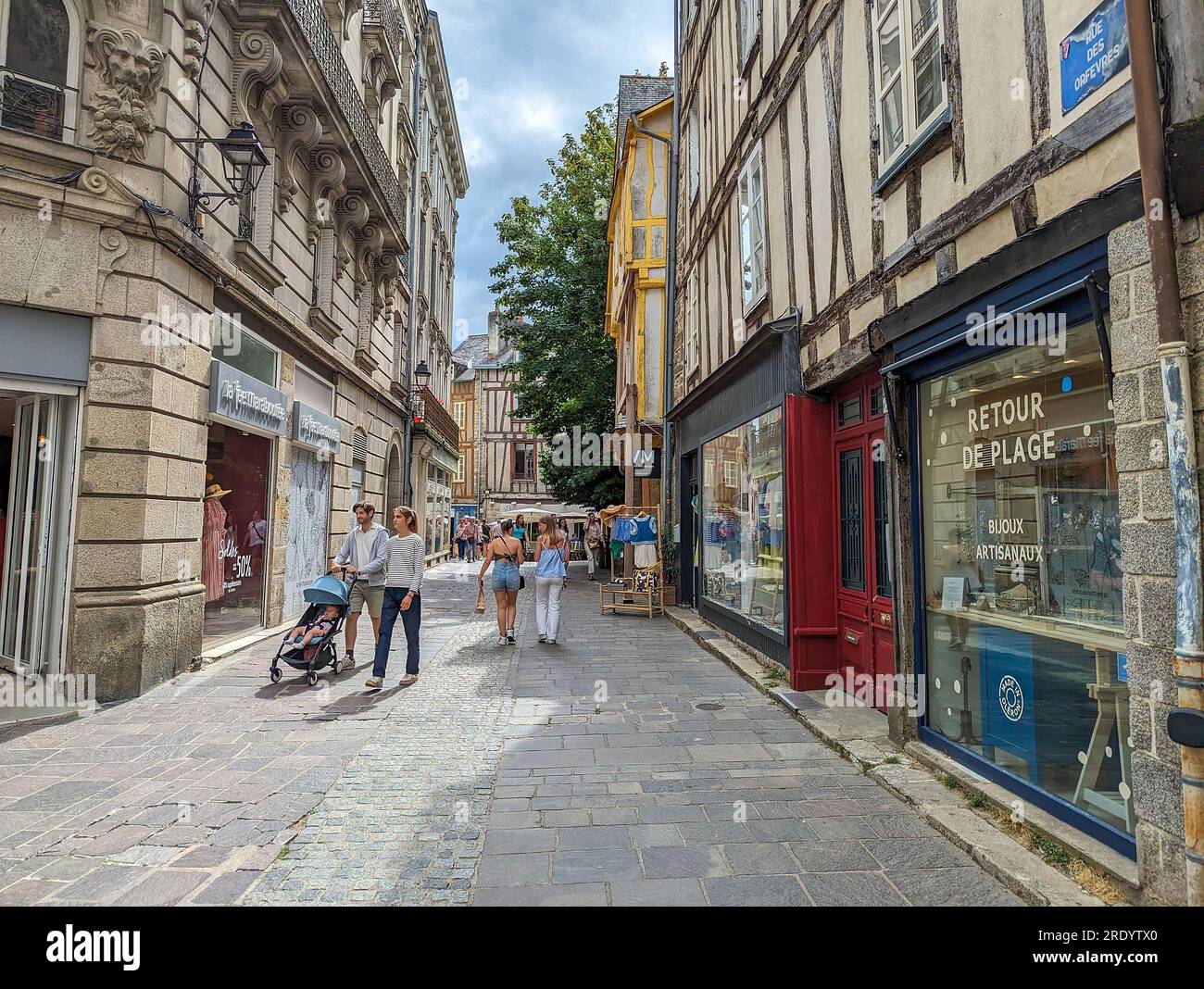 C) Denis TRASFI / MAXPPP - Francia, Bretagne, Morbihan, Ville de Vannes le 21 juillet 2023 - Anciennes ruelles de la vieille ville avec ses maisons ma Foto Stock