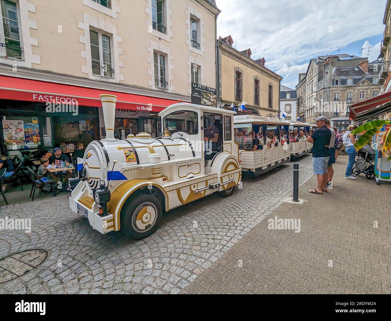 C) Denis TRASFI / MAXPPP - Francia, Bretagne, Morbihan, Ville de Vannes le 21 juillet 2023 - Petit train de tourisme faisant visite la ville / Francia, Foto Stock