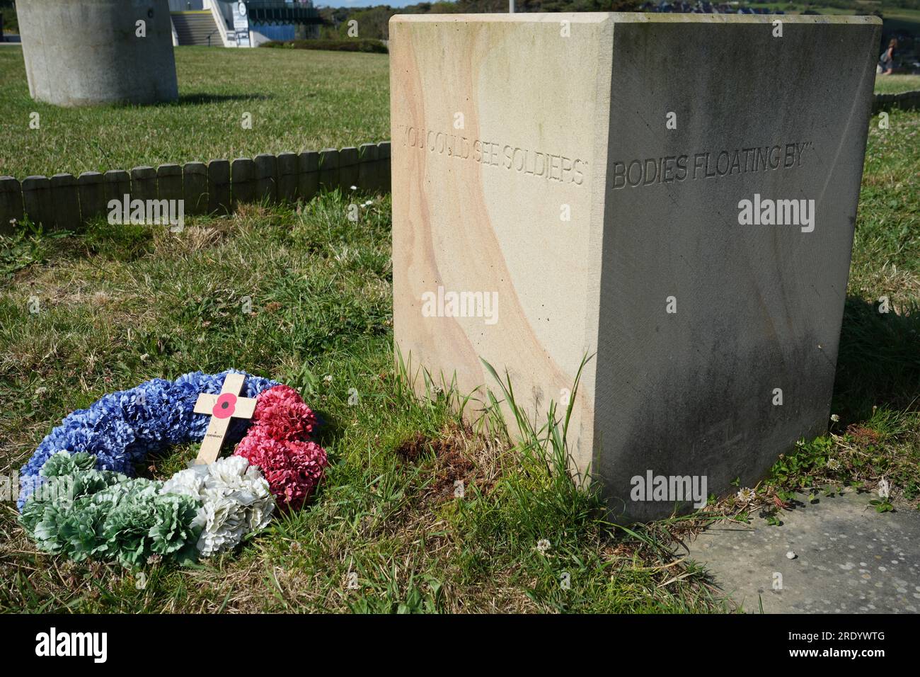 Memorial Carving con ghirlande e croce al D-Day 75 Garden. Foto Stock