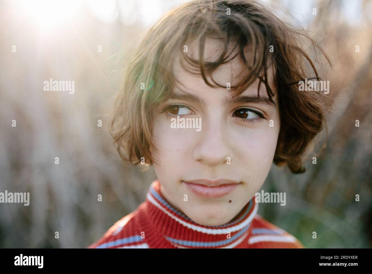 Ritratto di primo piano di una giovane ragazza adolescente con uno sguardo laterale Foto Stock