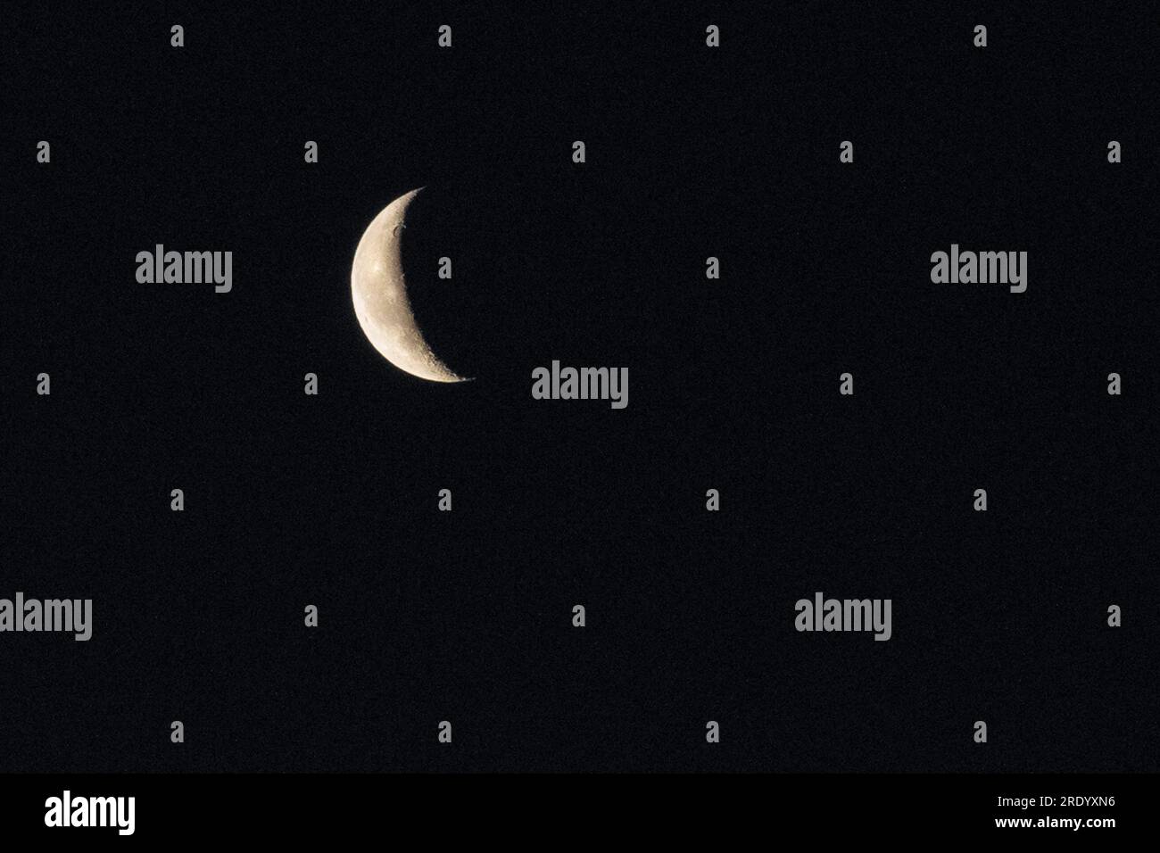 Luna a mezzaluna calante nel cielo notturno scuro Foto Stock