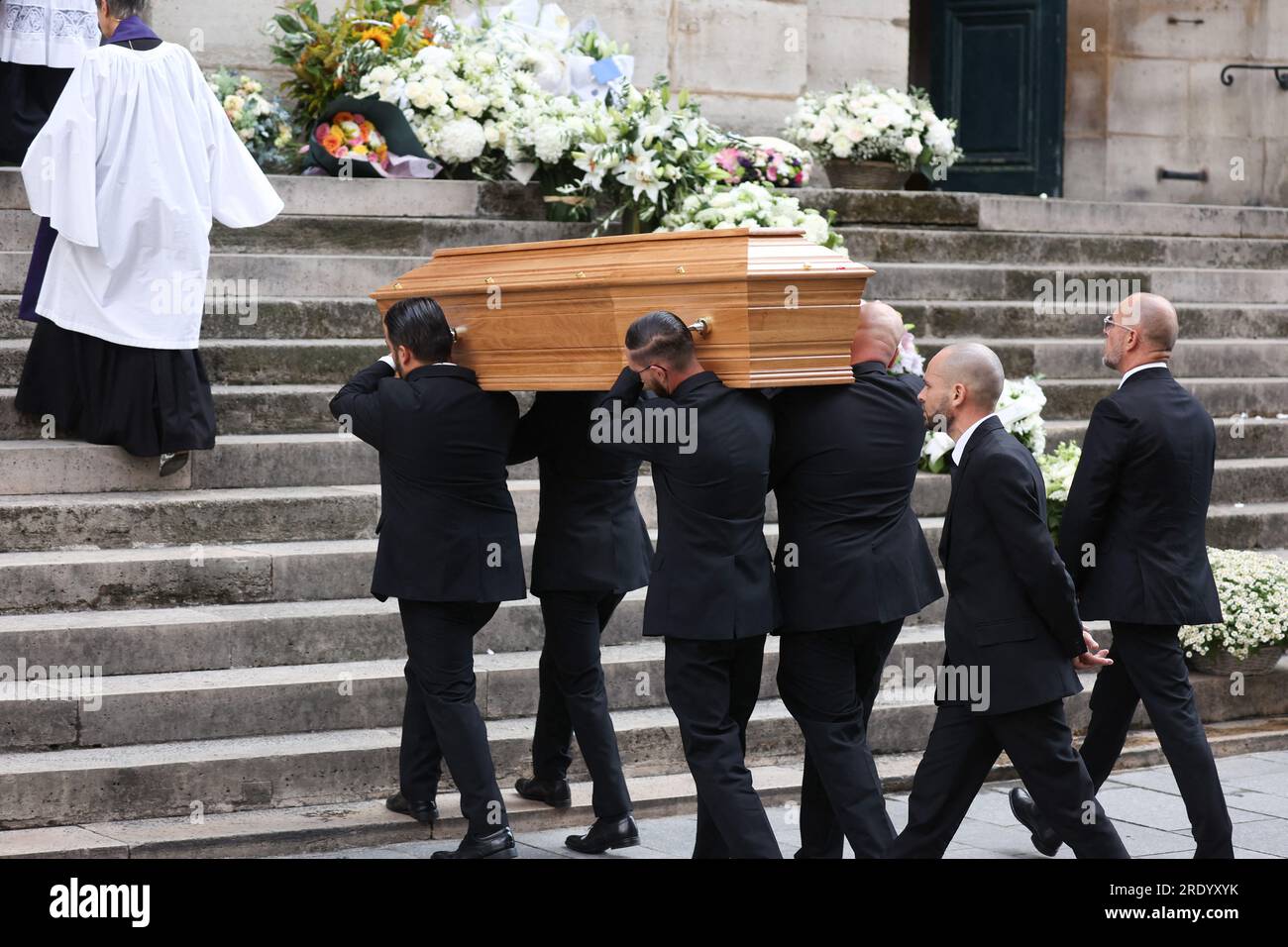 Parigi, Francia. 24 luglio 2023. La bara durante il funerale alla chiesa di Saint Roch a Parigi, in Francia, il 24 luglio 2023, della cantante e attore di origine britannica Jane Birkin, morta il 16 luglio 2023 a Parigi all'età di 76 anni. Foto di Nasser Berzane/ABACAPRESS.COM credito: Abaca Press/Alamy Live News Foto Stock