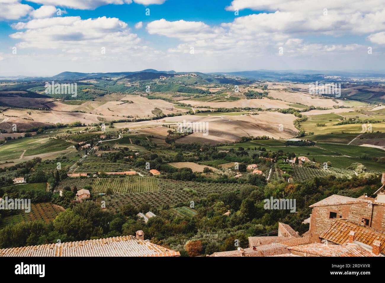 Vista panoramica sulle montagne nel soleggiato pomeriggio in Toscana, Italia Foto Stock