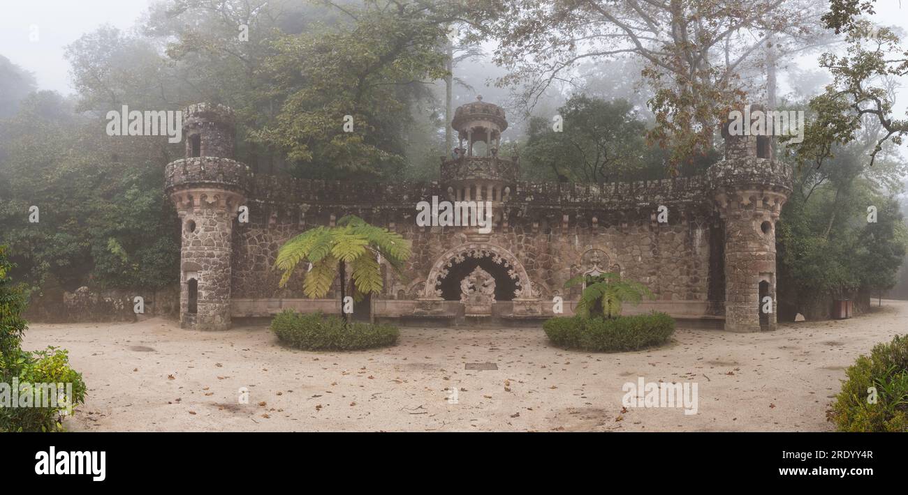 Portal dos Guardianes a Quinta de Regaleira. Foto Stock