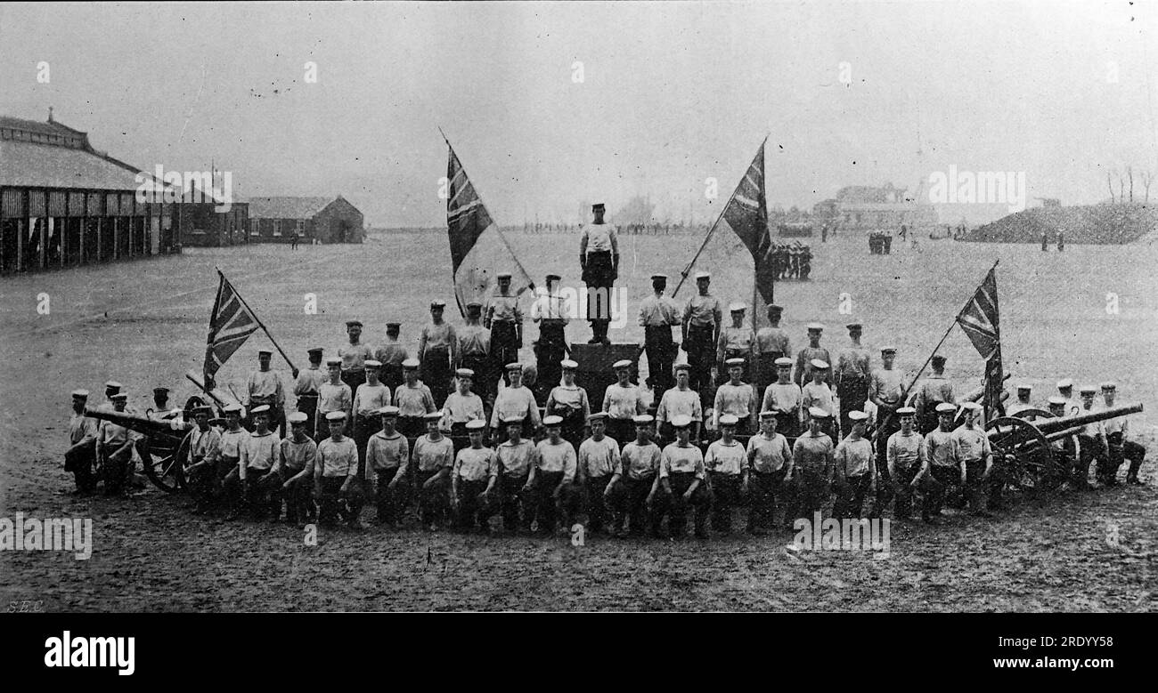 Uomini di H.M.S. Eccellente – la scuola di artiglieria della Royal Navy a Whale Island. Da una collezione di pubblicità e fotografie stampate datate 1908 relative alle aree di Southsea e Portsmouth nell'Hampshire, in Inghilterra. Alcuni degli originali erano poco più delle dimensioni dello snapshot e la qualità era variabile. Foto Stock