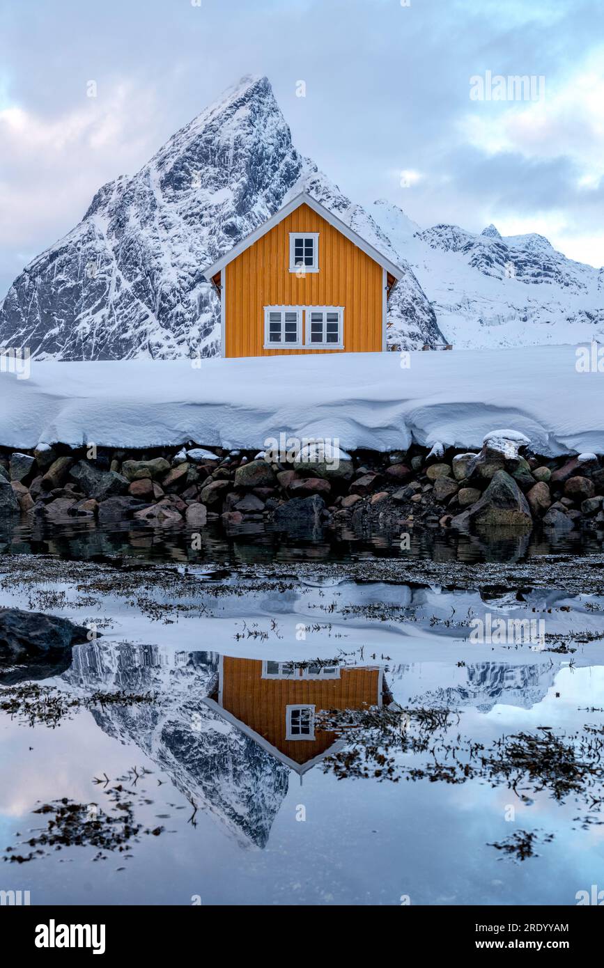Rifugio dei pescatori (Rorbu) e monte Olstind, Sakrisoy, Norvegia Foto Stock