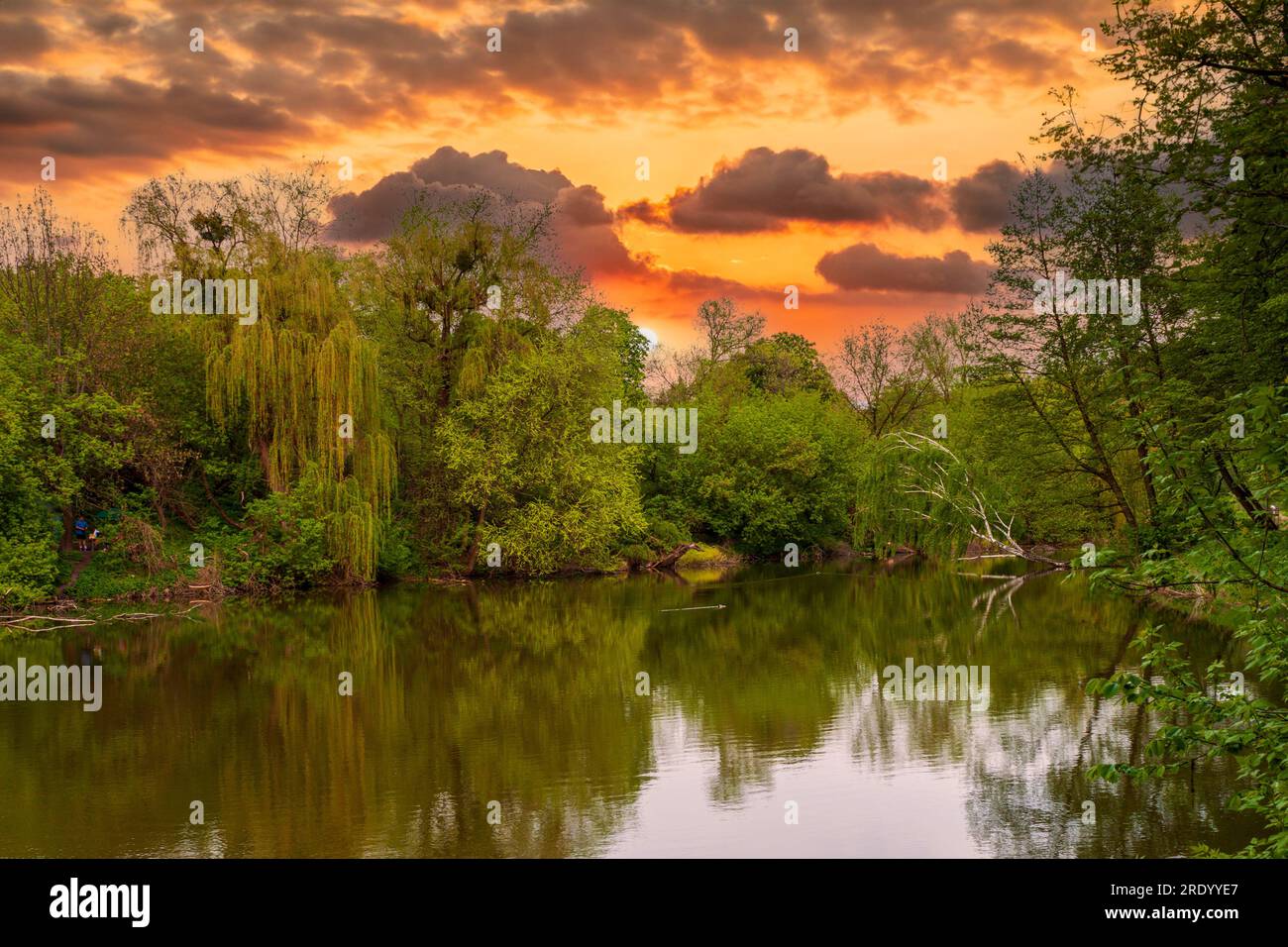 lago tranquillo per la pesca serale all'inizio dell'autunno 2 Foto Stock