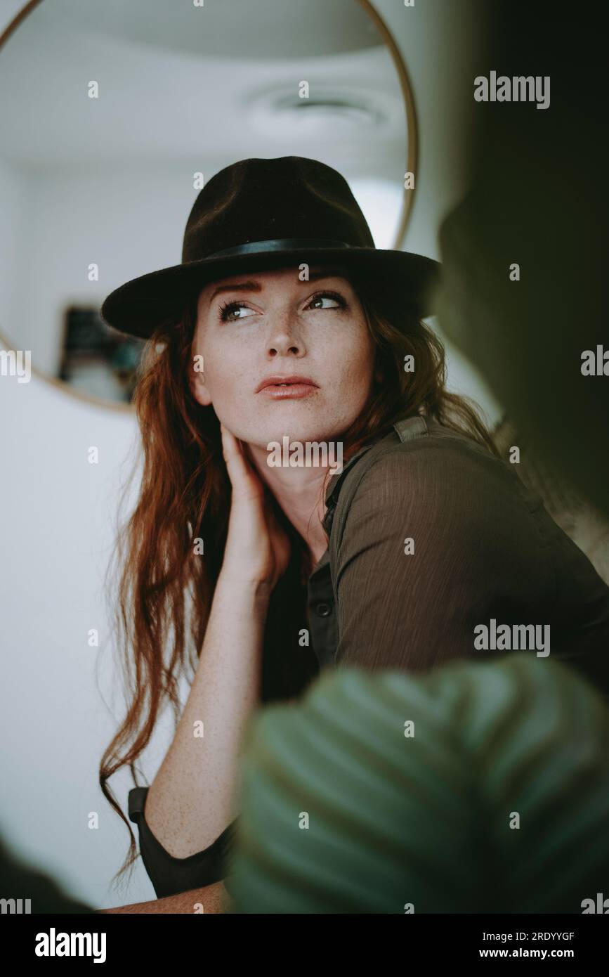 Redhead Woman in Hat Foto Stock