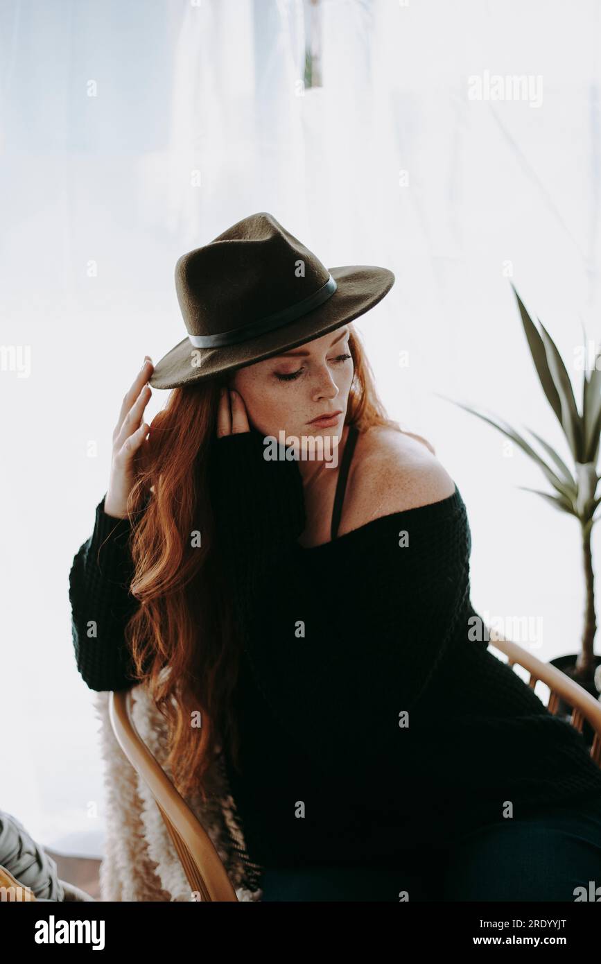 Donna rossa a Hat Foto Stock