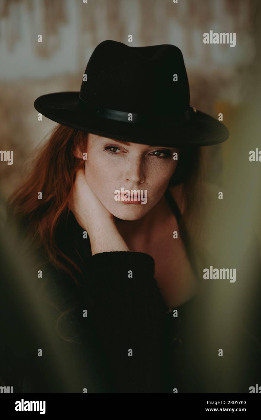 Donna rossa con cappello acceso Foto Stock