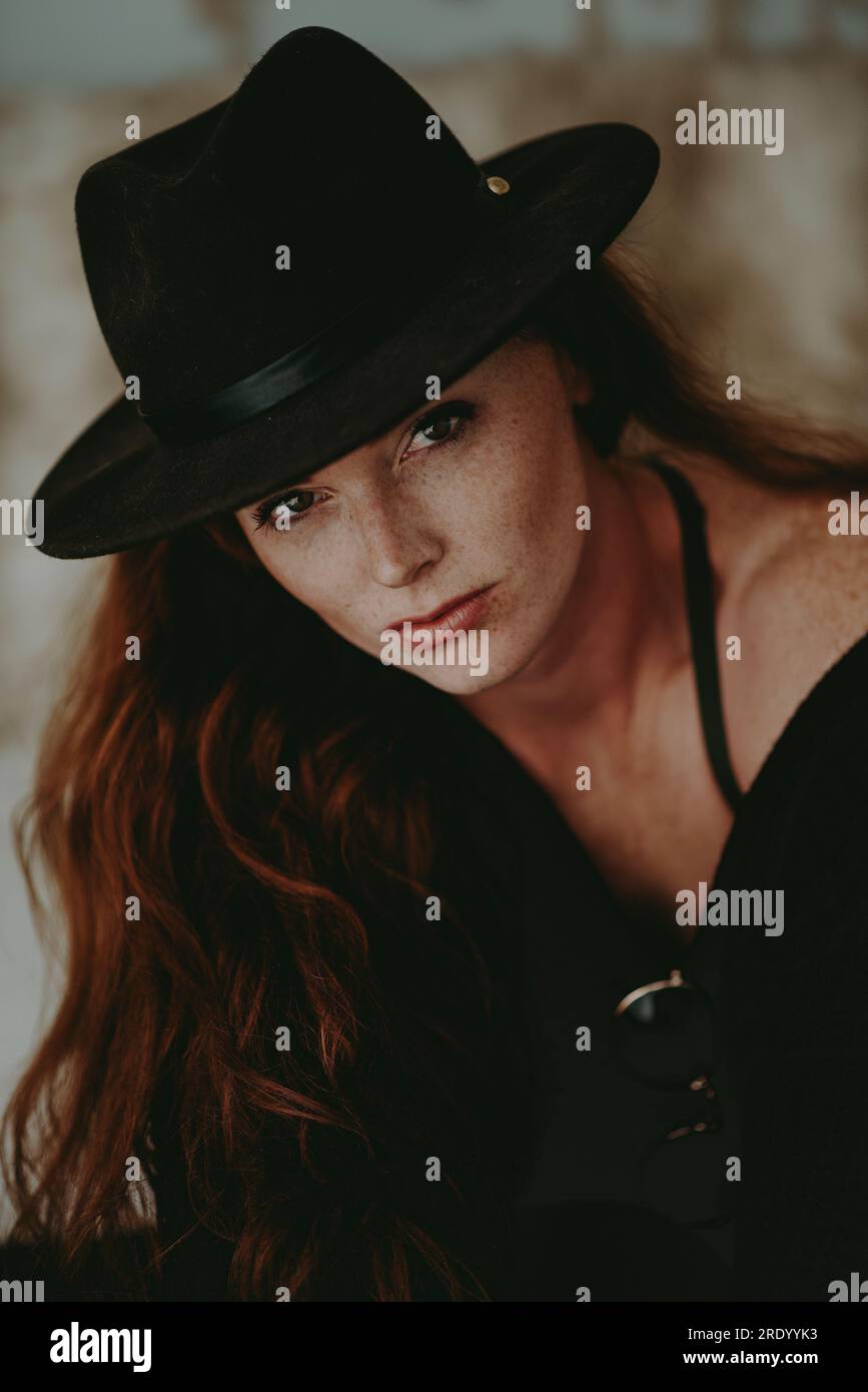 Donna rossa con cappello Foto Stock