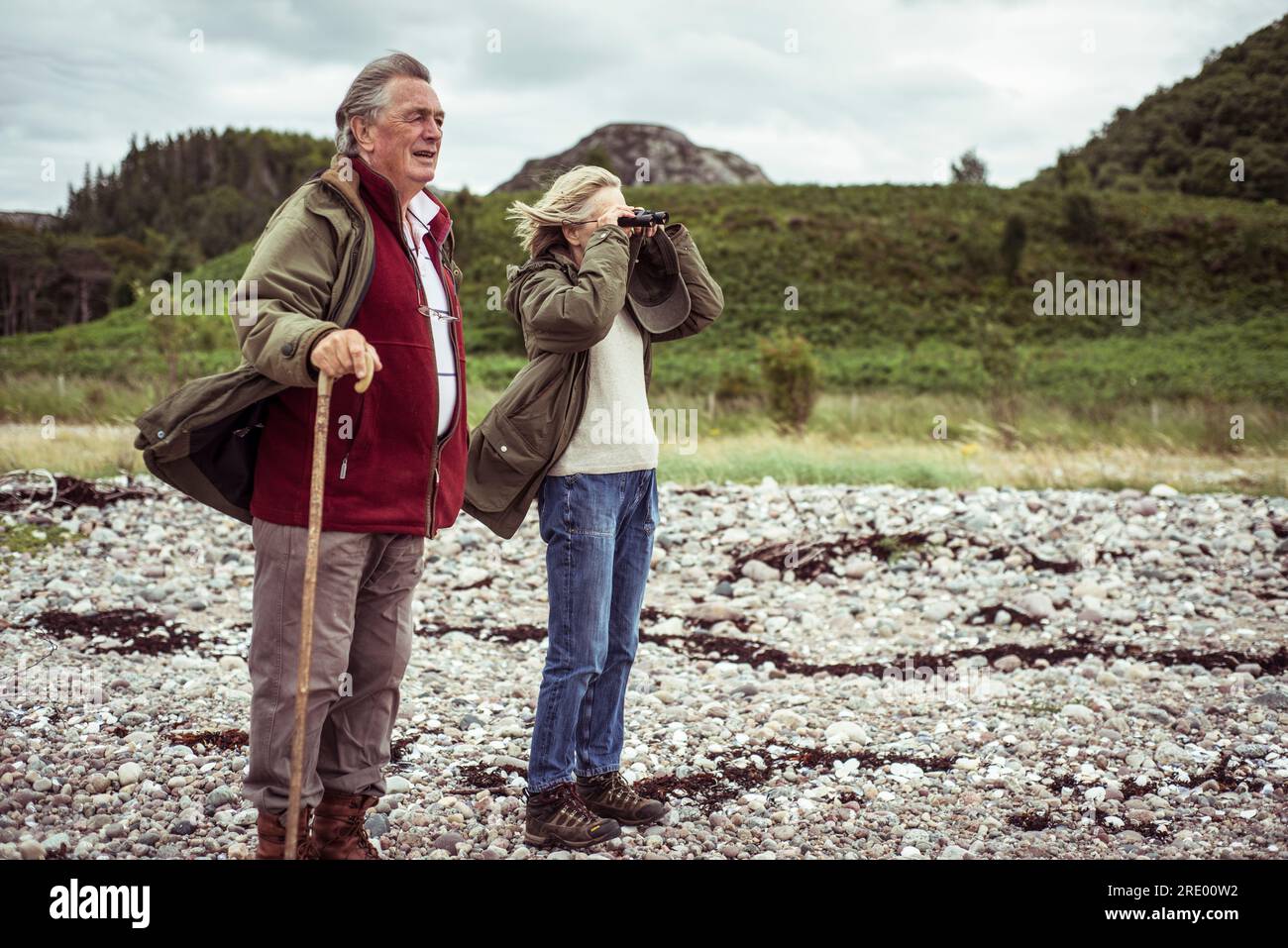 Maute Couple si affaccia sull'oceano sulla costa della Scozia Foto Stock