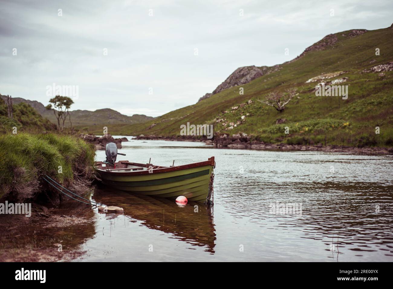 due donne con barca in remoto fiume per la pesca del salmone attraverso le montagne Foto Stock