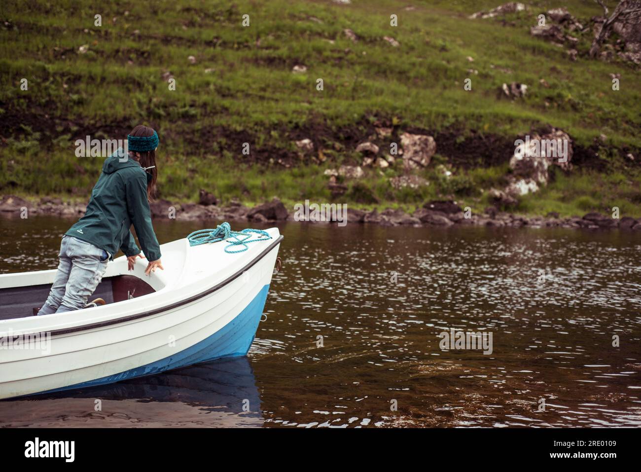 Donna di fronte al peschereccio in Scozia Foto Stock