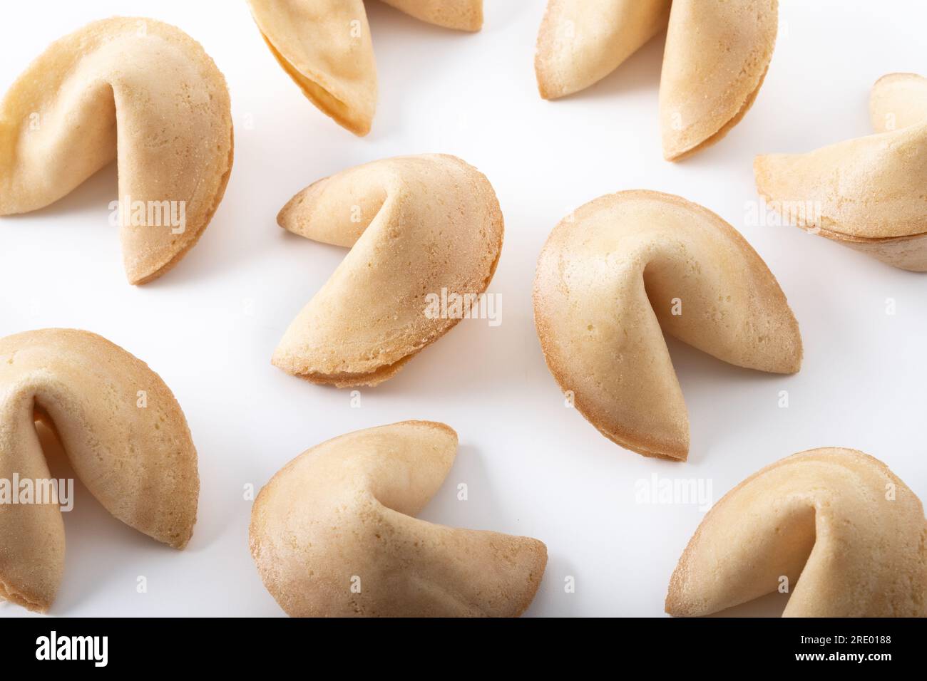 Biscotti della fortuna tradizionali cinesi isolati su sfondo bianco Foto  stock - Alamy