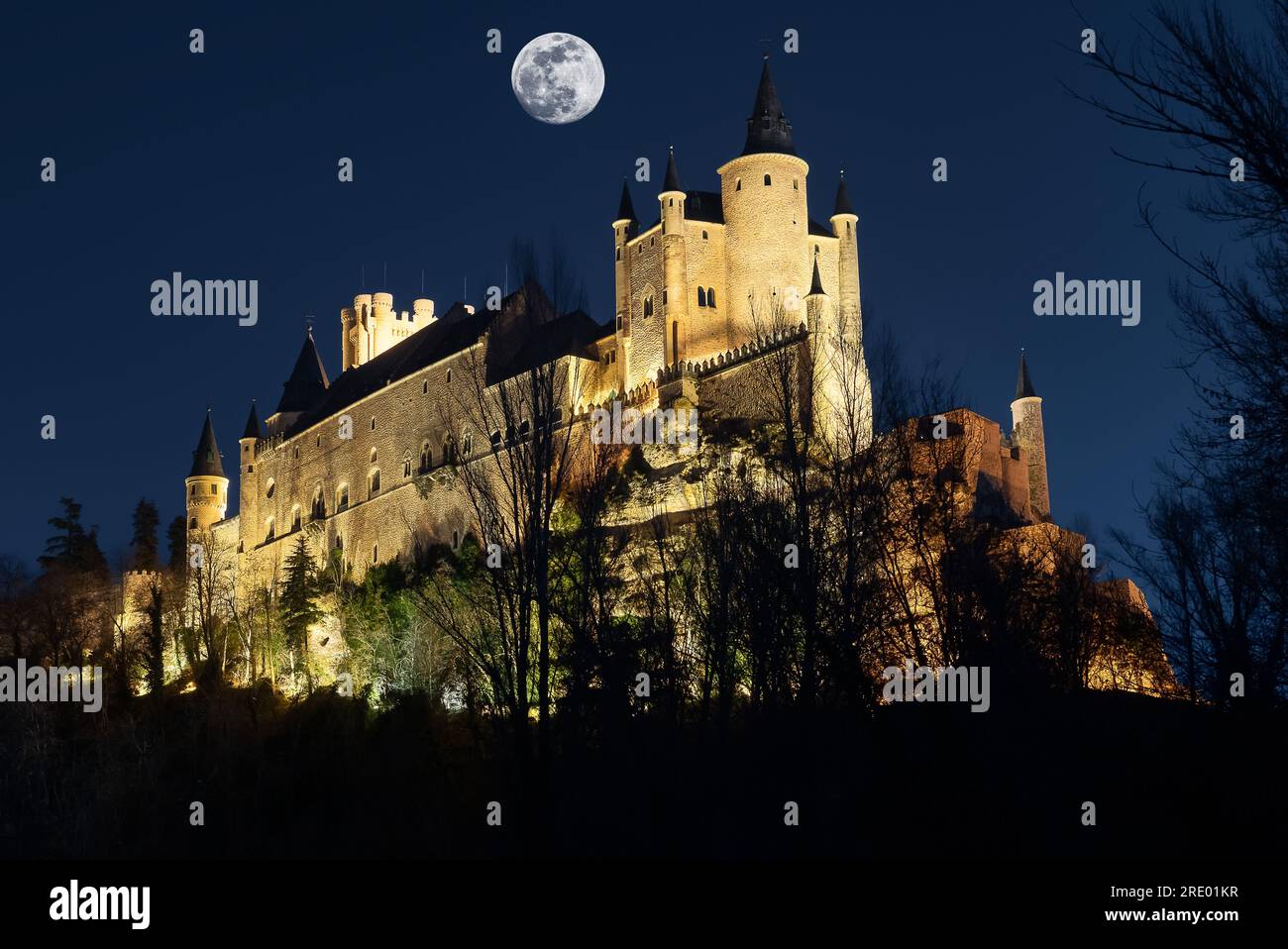 Luna piena nell'alcazar di Segovia, Spagna a natale Foto Stock