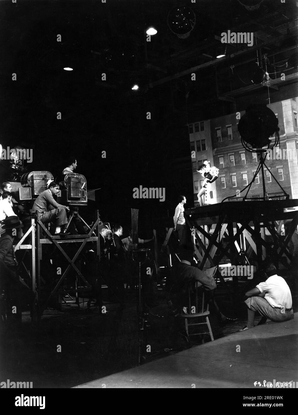 Camera / Movie Crew guarda BUSBY BERKELEY dirigere RUBY KEELER mentre esegue il numero del titolo in 42ND STREET 1933 regista LLOYD BACON dance numbers BUSBY BERKELEY testi di al Dubin musica Harry Warren veste Orry-Kelly produttore Darryl F. Zanuck Warner Bros. Foto Stock