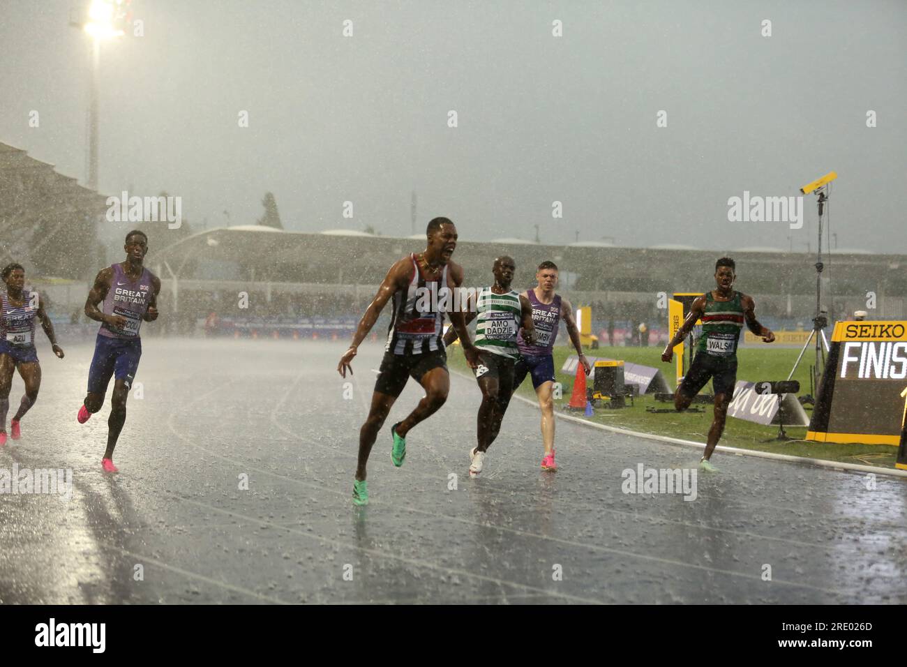 Manchester, Inghilterra 8 luglio 2023 Campionato britannico di atletica leggera e prova per i Campionati del mondo di Budapest. Zharnel Hughes festeggia la vittoria del titolo dei 100 m, che si è svolto anche presso la Manchester Regional Arena, Inghilterra ©Ged Noonan/Alamy Foto Stock