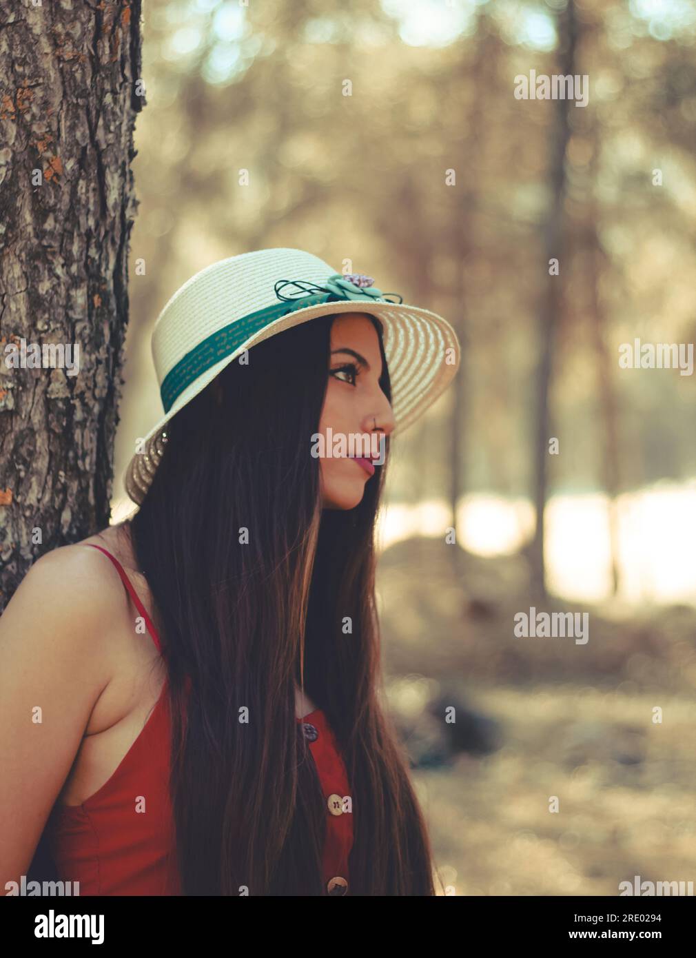 Una giovane donna in una giornata primaverile che si diverte nel tempo nella natura Foto Stock