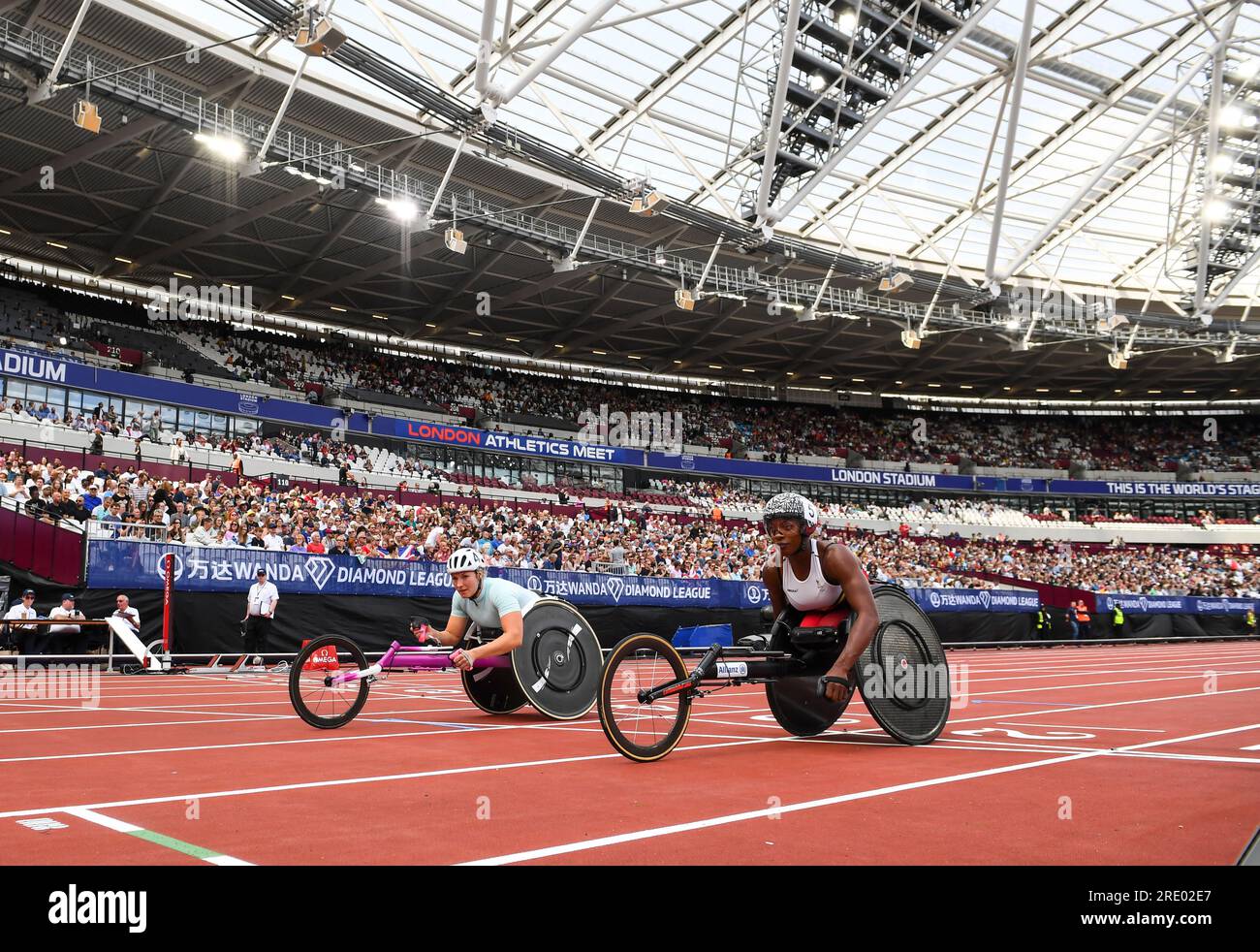 Sammi Kinghorn della GB & NI supera il traguardo davanti a Léa Bayekula del Belgio per vincere la gara femminile su sedia a rotelle di 800 m al Wanda Diamond League London Event, London Stadium, il 23 luglio 2023. Foto di Gary Mitchell/Alamy Live News Foto Stock