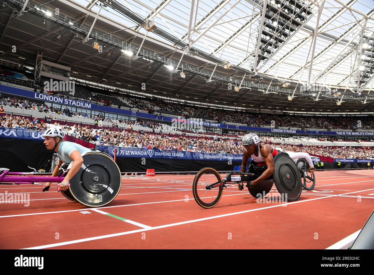 Sammi Kinghorn della GB & NI supera il traguardo davanti a Léa Bayekula del Belgio per vincere la gara femminile su sedia a rotelle di 800 m al Wanda Diamond League London Event, London Stadium, il 23 luglio 2023. Foto di Gary Mitchell/Alamy Live News Foto Stock