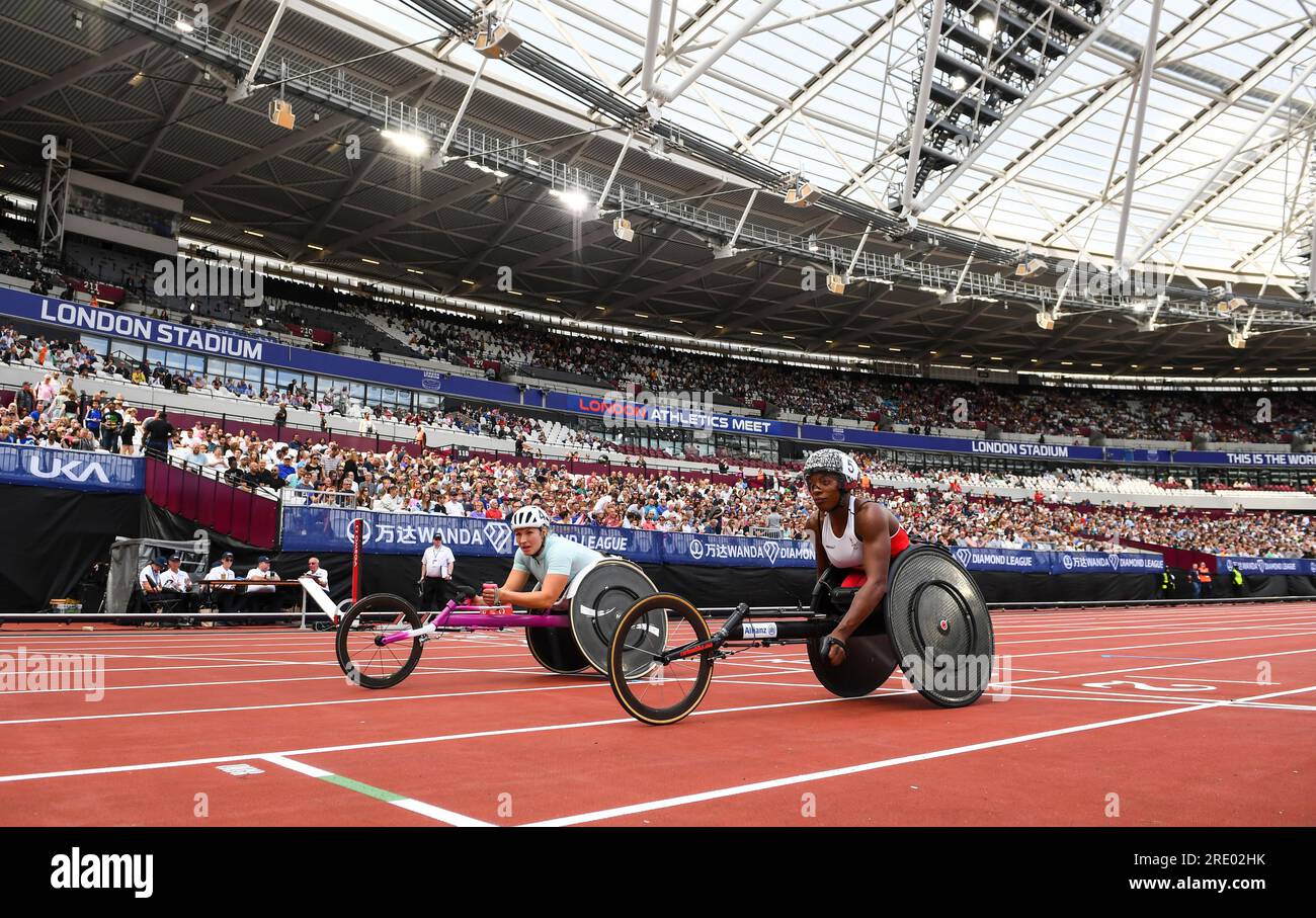 Sammi Kinghorn della GB & NI supera il traguardo davanti a Léa Bayekula del Belgio per vincere la gara femminile su sedia a rotelle di 800 m al Wanda Diamond League London Event, London Stadium, il 23 luglio 2023. Foto di Gary Mitchell/Alamy Live News Foto Stock