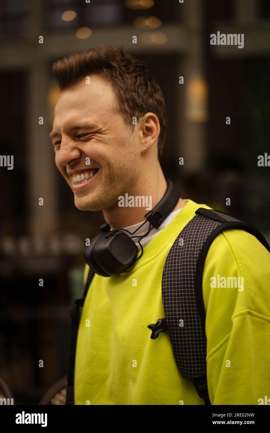 Ritratto emotivo di un giovane in città. Foto Stock