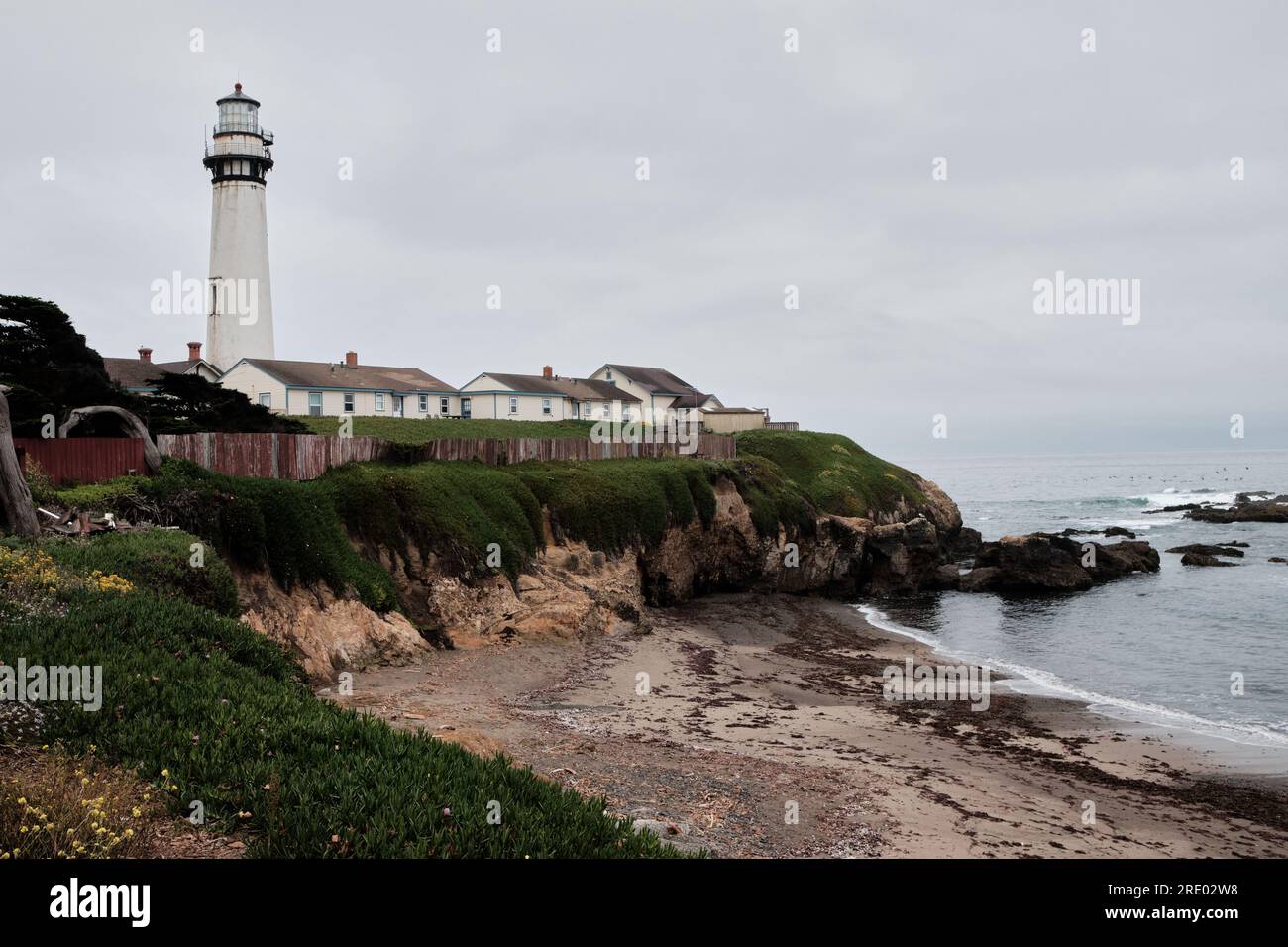 Faro in stile New England sulle scogliere rocciose la sera con vista panoramica Foto Stock