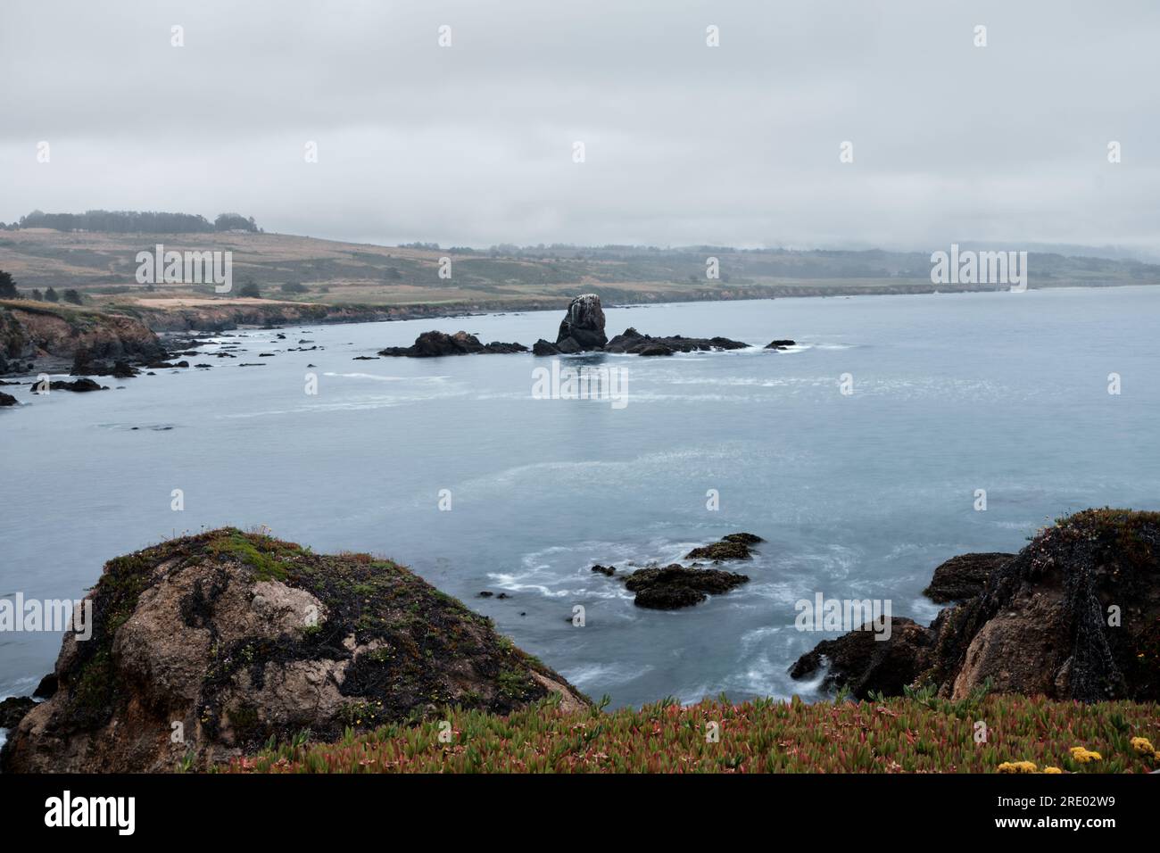 Grandi rocce frastagliate nel Pacifico in un Overcast Cold Day Foto Stock