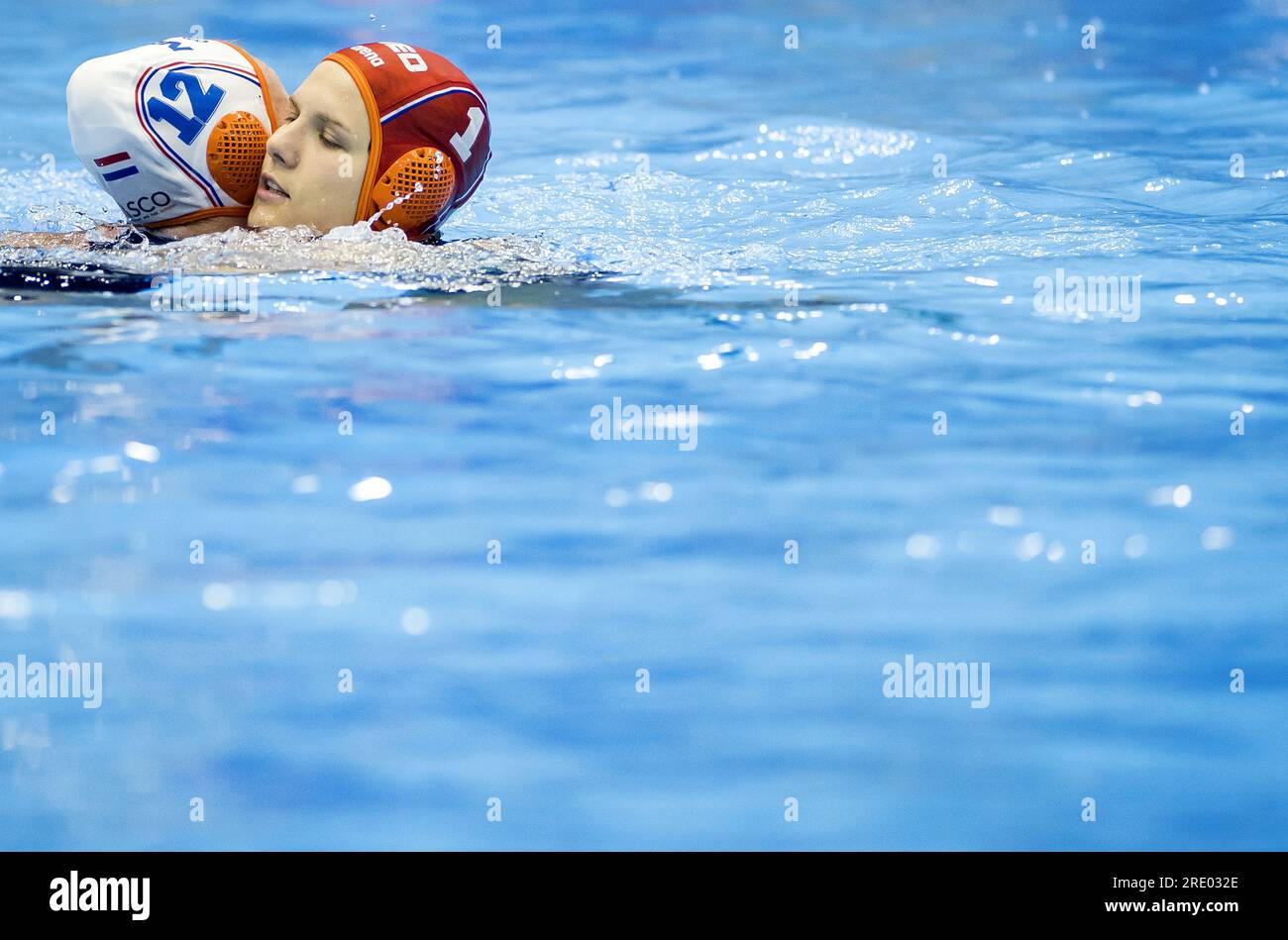 FUKUOKA - Nina Ten Broek e Laura Aarts dei Paesi Bassi celebrano la loro vittoria sul Canada dopo i quarti di finale del Campionato del mondo di pallanuoto in Giappone. ANP KOEN VAN WEEL Foto Stock
