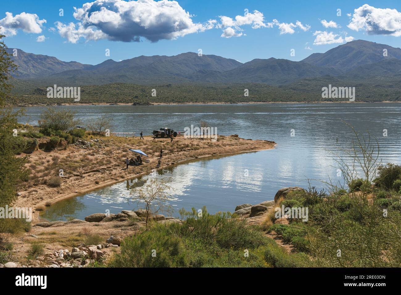 Pescatori sulle rive del lago artificiale Bartlett, USA, Arizona, Bartlett Reservoir, Scottsdale Foto Stock