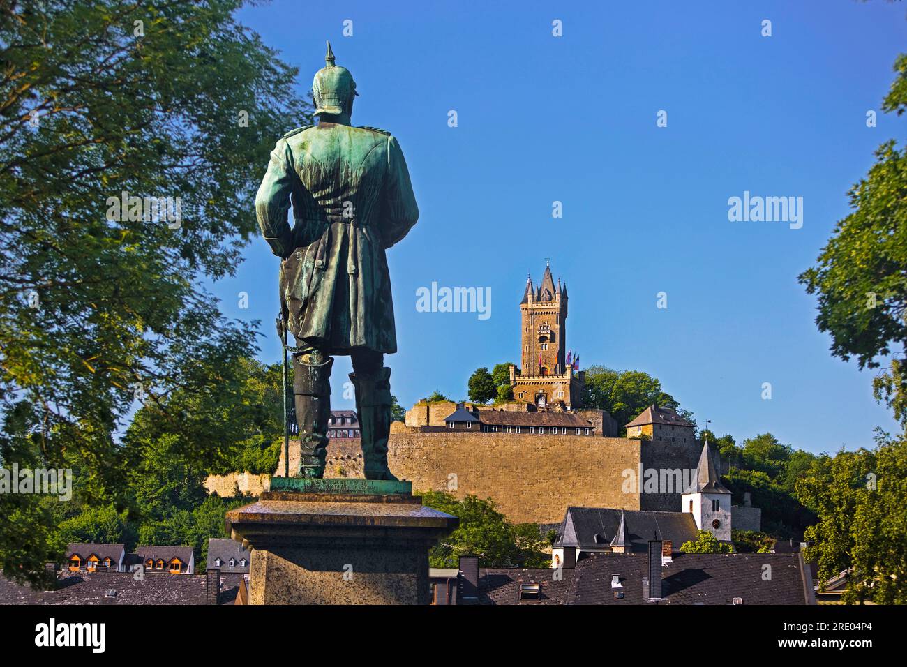 Statua di Bismarck e Torre Guglielmo sopra la città di Dillenburg, Germania, Assia, Dillenburg Foto Stock
