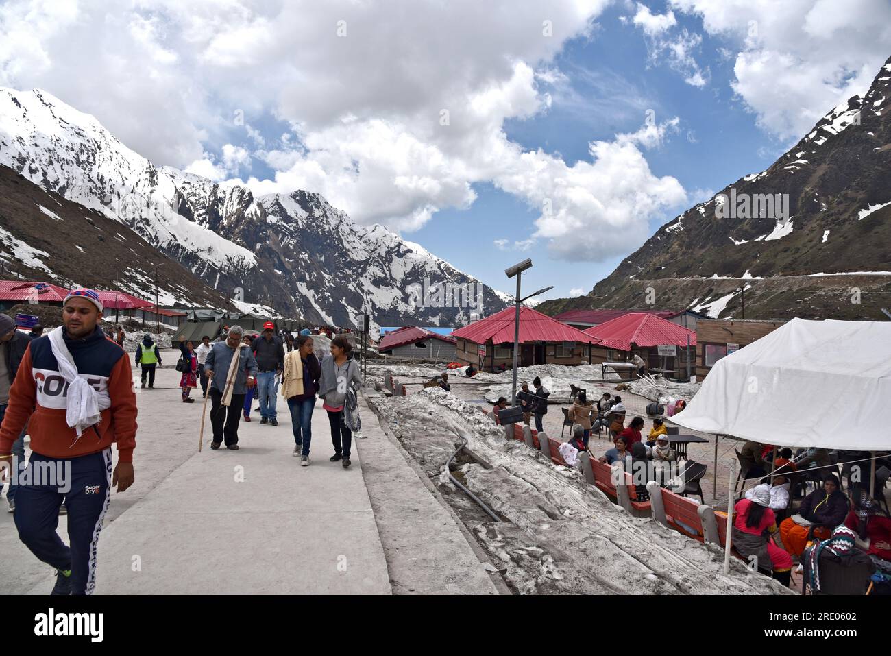 Kedarnath è uno dei pellegrinaggi più sacri del Signore Shiva, situato nel distretto di Rudraprayag nella regione di Garhwal in Uttarakhand. Kedarnath è uno dei Char Dham di Uttarakhand e il più importante dham del Panch kedar. Kedarnath si trova ad un'altitudine di 3586 metri, nel grembo delle maestose cime montuose e vicino alla testa del fiume Mandakini, la catena montuosa Kedarnath si erge una delle dodici Jyotirlingas del Signore Shiva. India. Foto Stock