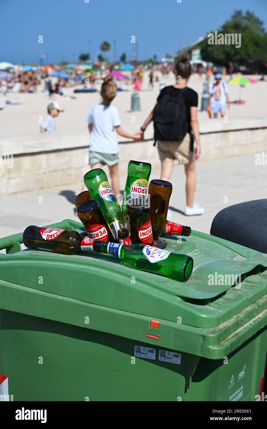 Raccolta rifiuti sulla spiaggia Foto Stock