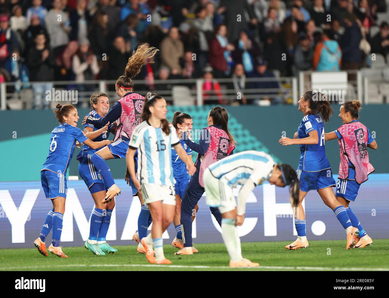 Auckland, nuova Zelanda. 24 luglio 2023. I giocatori italiani festeggiano dopo la partita del gruppo G tra Italia e Argentina alla Coppa del mondo femminile FIFA Australia e nuova Zelanda 2023 ad Auckland, nuova Zelanda, il 24 luglio 2023. Crediti: Qin Lang/Xinhua/Alamy Live News Foto Stock