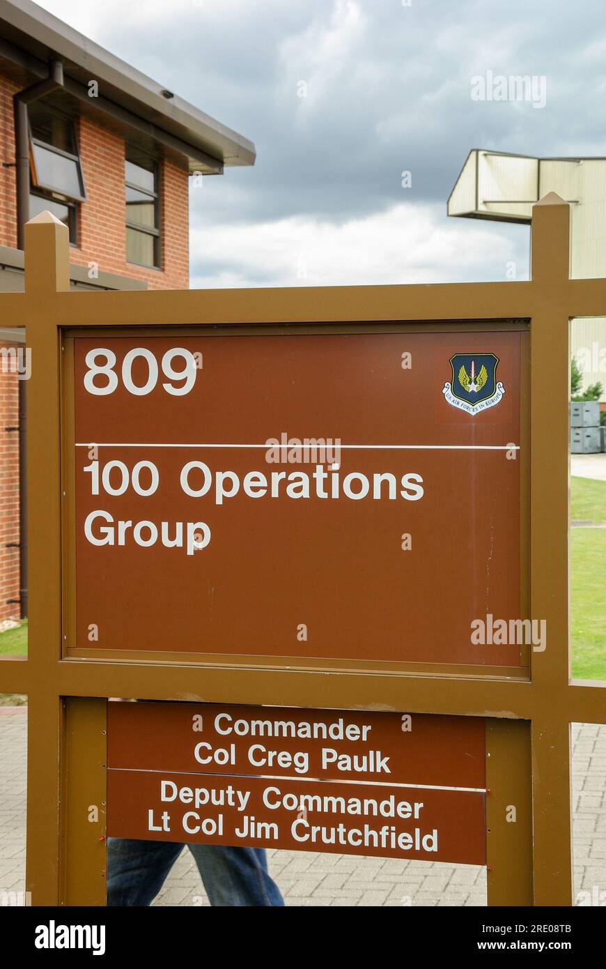 100 Operations Group firma sulla base dell'aeronautica militare degli Stati Uniti a RAF Mildenhall, Suffolk, Regno Unito. Comandante col. CREG Paulk. DEP com tenente colonnello Jim Crutchfield Foto Stock