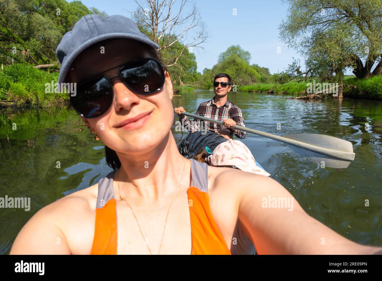 Coppie di uomini e donne, i selfie sono felici in una gita in kayak per tutta la famiglia in barca a remi sul fiume, escursioni in acqua, un'avventura estiva. Eco-compatibile e touris estremi Foto Stock