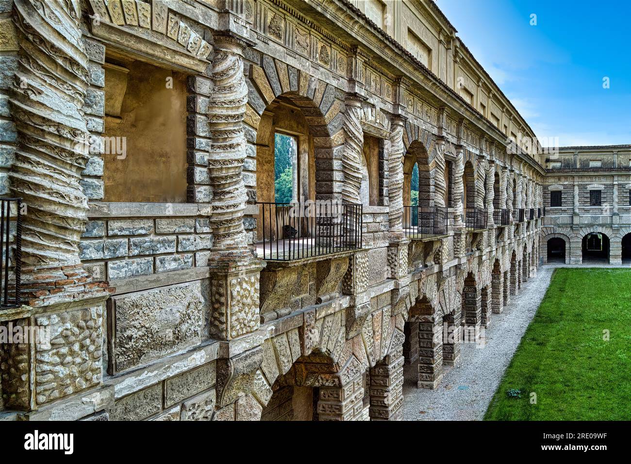 Palazzo Ducale a Mantova, Italia. Particolare della facciata interna del cortile della Cavallerizza di fine Cinquecento nel cosiddetto "stile rustico". Foto Stock