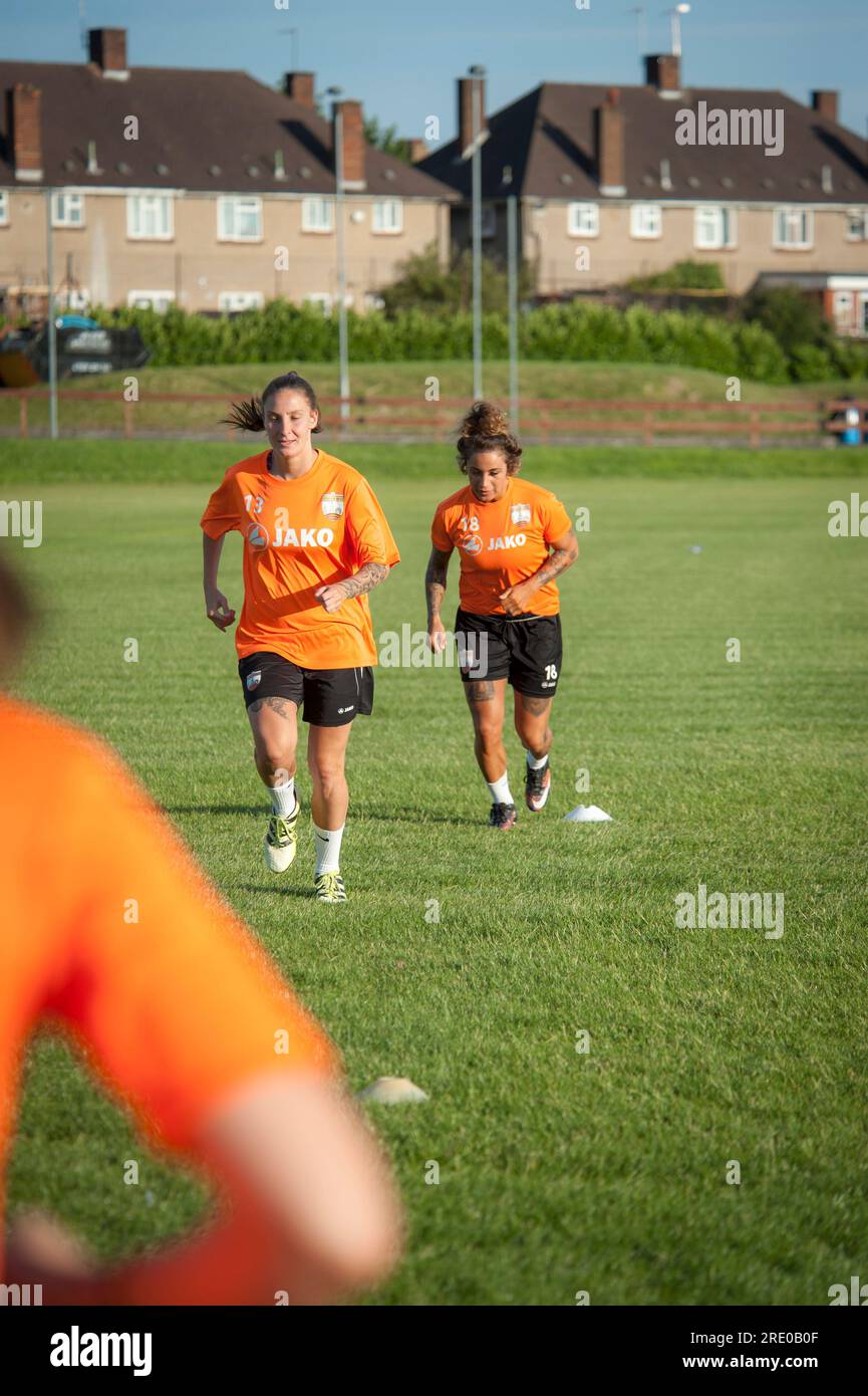 London Bees Training presso i campi di allenamento Hive di Harrow, squadra di calcio femminile. Foto Stock