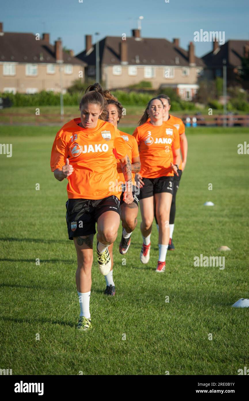 London Bees Training presso i campi di allenamento Hive di Harrow, squadra di calcio femminile. Foto Stock