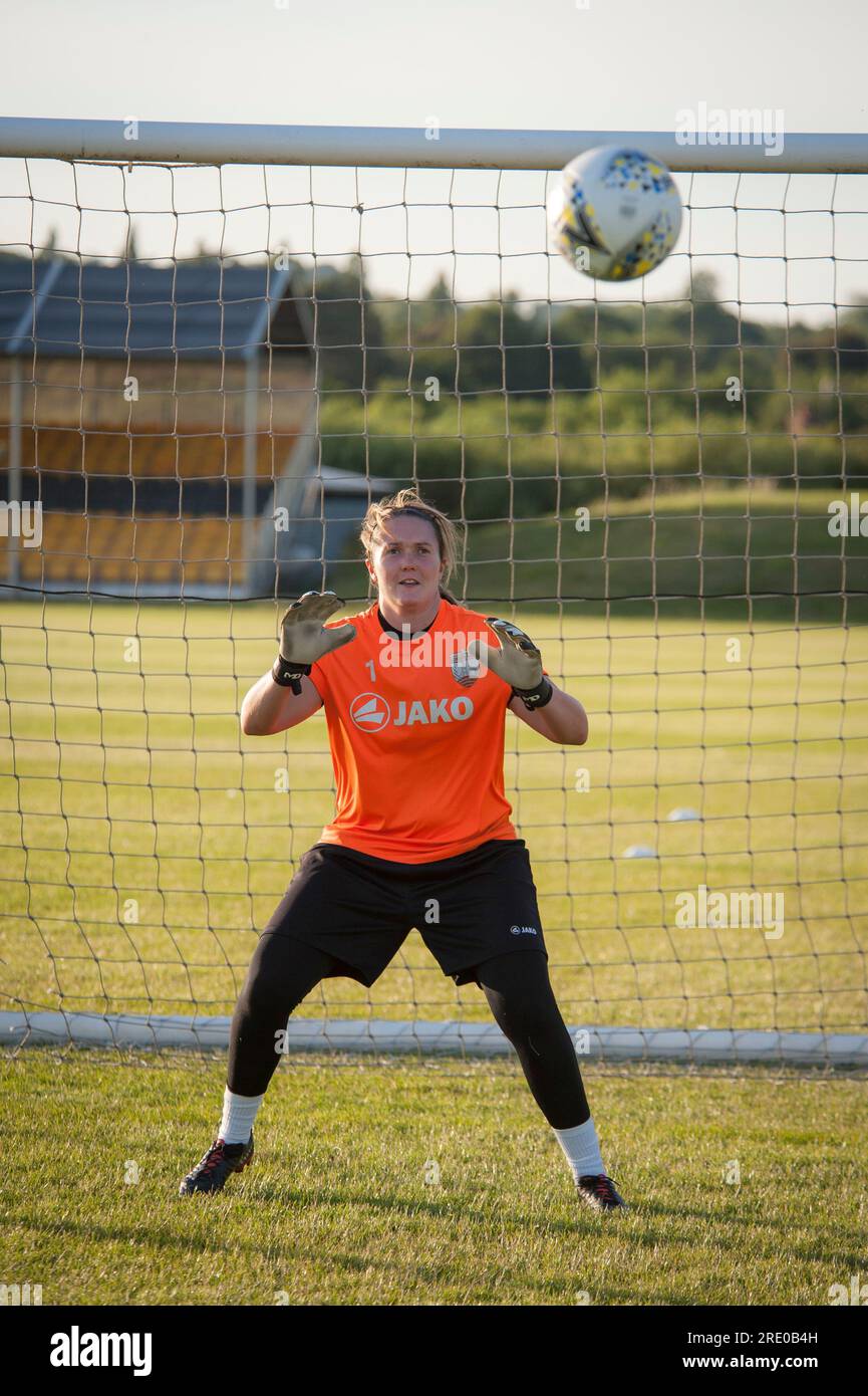 London Bees Training presso i campi di allenamento Hive di Harrow, squadra di calcio femminile. Sarah Quantrill è la portiere Foto Stock